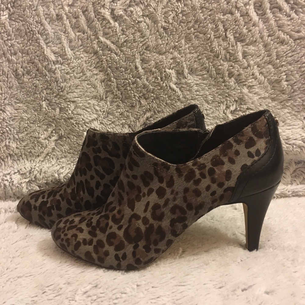 Vince Camuto Animal Print Calf hair Booties Sz 8 - Picture 5 of 13